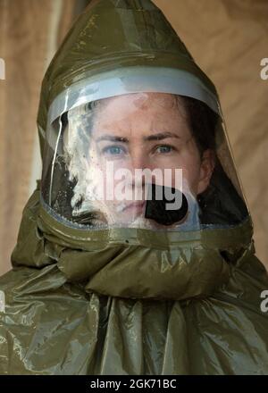 En portant une combinaison de respirateurs pour matériaux dangereux, purifiés à l'air, un Airman du 673d Medical Group (MDG) s'arrête pour un portrait lors de l'exercice Ready Eagle 21 à la base conjointe Elmendorf-Richardson, Alaska, le 19 août 2021. Ready Eagle 21 est un exercice de formation sur la préparation médicale qui a évalué la capacité de l'OMD du 673d à réagir à un événement de victimes de masse simulé après une attaque CBRN théorique dans le but d'améliorer les capacités d'intervention médicale de JBER. Banque D'Images