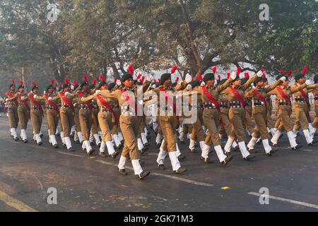 ROUTE ROUGE, KOLKATA, BENGALE-OCCIDENTAL / INDE - 21 JANVIER 2018 : les cadets du corps national des cadets de l'Inde (NCC) défilent dans le passé, se préparant pour l'Inde Banque D'Images