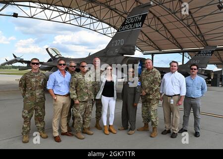 Nancy Mace, Représentante américaine de Charleston, en Caroline du Sud, et son personnel posent pour une photo avec des dirigeants de la Garde nationale de Caroline du Sud devant un avion Fighter Wing F-16 Fighting Falcon lors de sa visite à McEntyre joint National Guard base, en Caroline du Sud le 19 août 2021. Le but de sa visite est de rencontrer les dirigeants de la Garde nationale de Caroline du Sud pour discuter de l'état actuel de la Garde nationale de Caroline du Sud et des efforts futurs pour l'organisation ainsi que la familiarisation de la base et les capacités des unités qui y sont hébergées. Banque D'Images