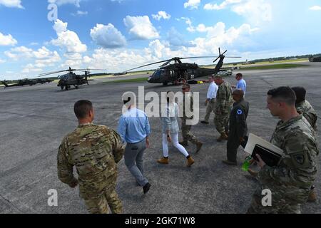 Nancy Mace, Représentante des États-Unis, et son personnel de Charleston, en Caroline du Sud, se joignent aux dirigeants de la Garde nationale de Caroline du Sud lors d'une visite de la ligne de vol en hélicoptère à la base de la Garde nationale commune McEntyre, en Caroline du Sud, lors de sa visite le 19 août 2021. Le but de sa visite est de rencontrer les dirigeants de la Garde nationale de Caroline du Sud pour discuter de l'état actuel de la Garde nationale de Caroline du Sud et des efforts futurs pour l'organisation ainsi que la familiarisation de la base et les capacités des unités qui y sont hébergées. Banque D'Images