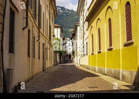 Milan, Italie - 15 juin 2017 : vue sur les bâtiments traditionnels colorés du centre-ville de Milan, le jour du soleil Banque D'Images