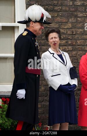 RETRANSMISSION. Correction du gendarme Nicholas Houghton au gouverneur de la Tour de Londres Andrew Jackson. La princesse royale parle au gouverneur de la Tour de Londres Andrew Jackson alors qu'elle assiste à la cérémonie des cotisations de l'agent à la Tour de Londres, où l'équipage de la Royal Navy du HMS Albion présente un baril de vin au gendarme de la Tour. Date de la photo: Lundi 13 septembre 2021. Banque D'Images