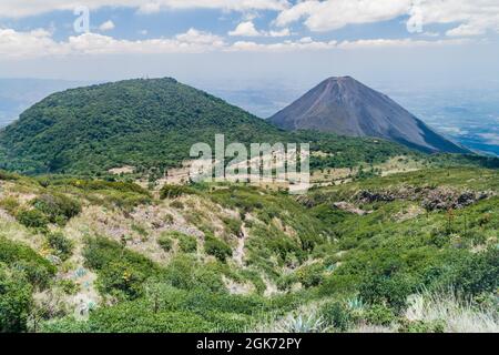 Volcan Cerro Verde (à gauche), volcan Izalco (à droite), El Salvador Banque D'Images