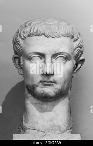 Photo en noir et blanc de la tête dans les ruines de l'ancien lad romain sculpté dans le marbre Banque D'Images