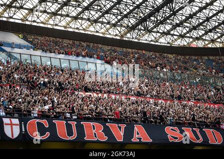 Milan, Italie. 12 septembre 2021. Les fans de l'AC Milan montrent leur soutien pendant le match de football de la série A entre l'AC Milan et le SS Lazio. Credit: Nicolò Campo/Alay Live News Banque D'Images