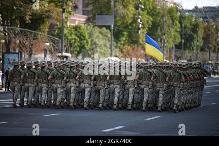 L’Institut militaire des télécommunications et de l’informatique marche en préparation à un défilé célébrant le 30e anniversaire de l’indépendance de l’Ukraine à Kiev, en Ukraine, le 20 août 2021. La Journée de l'indépendance est le principal jour férié en Ukraine moderne, célébré le 24 août en commémoration de la Déclaration d'indépendance en 1991. Banque D'Images