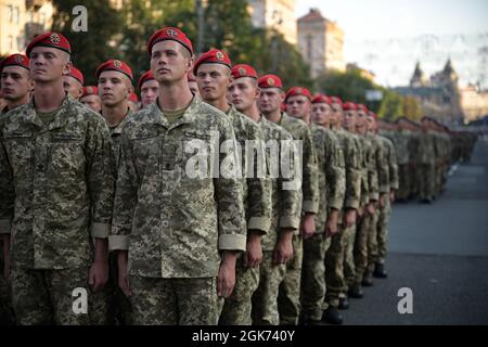 Le département des troupes de fusée et de l’Artillerie marche en préparation à un défilé célébrant le 30e anniversaire de l’indépendance de l’Ukraine à Kiev, en Ukraine, le 20 août 2021. La Journée de l'indépendance est le principal jour férié en Ukraine moderne, célébré le 24 août en commémoration de la Déclaration d'indépendance en 1991. Banque D'Images