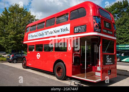 Un bus londonien classique à impériale rouge avec une publicité vintage pour les vols Pan Am à destination de New York sur 747s à côté, Winchester, Royaume-Uni Banque D'Images