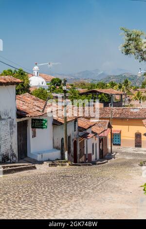 SUCHITOTO, EL SALVADOR - 9 AVRIL 2016 : rue pavée à Suchitoto El Salvador Banque D'Images