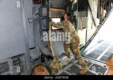 Sergent d'état-major Anthony Vierra, maître de charge du 15e Escadron des opérations spéciales, ferme une porte sur un avion MC-130H combat talon II pour se préparer au départ de la base aérienne de Robins, en Géorgie, le 20 août 2021. Ce MC-130H a été le dernier avion de sa série à subir une maintenance programmée au dépôt du complexe Warner Robins Air Logistics. Banque D'Images