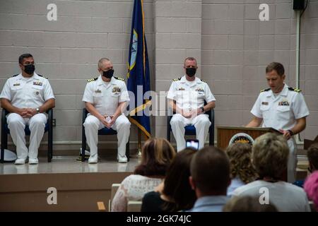 Cmdr. Lt. Nicholas Tuuk, à droite, dirigeant de l'unité de pré-mise en service New Jersey (SSN 796) présente le parti officiel lors d'une cérémonie de changement de commandement à l'installation d'apprentissage sous-marine Norfolk à Norfolk, en Virginie, le 20 août 2021. Au cours de la cérémonie, Cmdr. Carlos Otero soulagé Cmdr. Joseph Spinks en tant que commandant du New Jersey. Banque D'Images