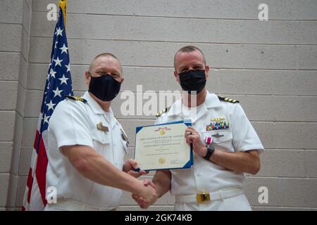 Cmdr. Joseph Spinks, à droite, reçoit un prix du Capt Jeffrey Juergens, commodore, Escadron sous-marin 6, lors d'une cérémonie de changement de commandement de l'unité de prémise en service New Jersey (SSN 796) à l'installation d'apprentissage sous-marine Norfolk, Norfolk, Virginie, le 20 août 2021. Au cours de la cérémonie, Cmdr. Carlos Otero soulageait Spinks en tant que commandant du New Jersey. Banque D'Images