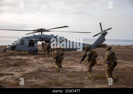 210819-N-LR905-1169 SAN CLEMENTE, Californie (août 19, 2021) – les membres de l'équipe d'intervention de la sécurité maritime de la Garde côtière se préparent à monter à bord d'un hélicoptère MH-60S Sea Hawk, affecté à l'Escadron de combat en mer (HSC) 23, sur un champ d'entraînement à San Clemente, en Californie, le 19 août. HSC 23 est embarqué à bord de Miguel Keith, qui effectue des opérations de routine dans la 3e flotte des États-Unis. Banque D'Images