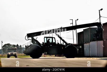 Un exploitant de la Section des mouvements de l’unité du Centre de préparation logistique de fort McCoy (CRL) exploite une Chargeuse à conteneurs pour terrains accidentés (RTCH) de l’Armée de terre d’une capacité de 50,000 livres le 20 août 2021, dans l’édifice de la division situé dans la zone de cantonnement de fort McCoy, Wisp. Le mouvement CARGO a appuyé l'exercice 78-21-04 de la 78e Division d'entraînement sur le soutien au combat. Un conteneur de manutention pour terrain accidenté est un modèle militarisé de conception commerciale. Il succède à la Caterpillar RTCH, qui est entrée en service auprès de l'armée américaine en 1981. Cette machine fonctionne sur des terrains accidentés Banque D'Images