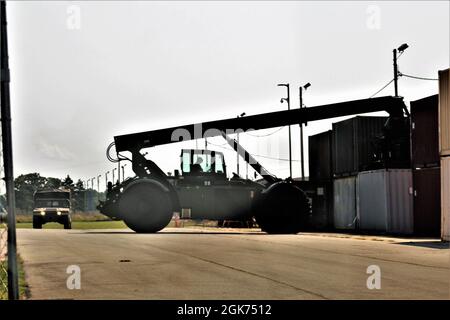 Un exploitant de la Section des mouvements de l’unité du Centre de préparation logistique de fort McCoy (CRL) exploite une Chargeuse à conteneurs pour terrains accidentés (RTCH) de l’Armée de terre d’une capacité de 50,000 livres le 20 août 2021, dans l’édifice de la division situé dans la zone de cantonnement de fort McCoy, Wisp. Le mouvement CARGO a appuyé l'exercice 78-21-04 de la 78e Division d'entraînement sur le soutien au combat. Un conteneur de manutention pour terrain accidenté est un modèle militarisé de conception commerciale. Il succède à la Caterpillar RTCH, qui est entrée en service auprès de l'armée américaine en 1981. Cette machine fonctionne sur des terrains accidentés Banque D'Images