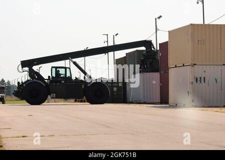 Un exploitant de la Section des mouvements de l’unité du Centre de préparation logistique de fort McCoy (CRL) exploite une Chargeuse à conteneurs pour terrains accidentés (RTCH) de l’Armée de terre d’une capacité de 50,000 livres le 20 août 2021, dans l’édifice de la division situé dans la zone de cantonnement de fort McCoy, Wisp. Le mouvement CARGO a appuyé l'exercice 78-21-04 de la 78e Division d'entraînement sur le soutien au combat. Un conteneur de manutention pour terrain accidenté est un modèle militarisé de conception commerciale. Il succède à la Caterpillar RTCH, qui est entrée en service auprès de l'armée américaine en 1981. Cette machine fonctionne sur des terrains accidentés Banque D'Images