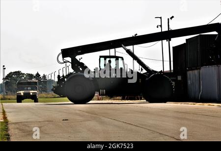 Un exploitant de la Section des mouvements de l’unité du Centre de préparation logistique de fort McCoy (CRL) exploite une Chargeuse à conteneurs pour terrains accidentés (RTCH) de l’Armée de terre d’une capacité de 50,000 livres le 20 août 2021, dans l’édifice de la division situé dans la zone de cantonnement de fort McCoy, Wisp. Le mouvement CARGO a appuyé l'exercice 78-21-04 de la 78e Division d'entraînement sur le soutien au combat. Un conteneur de manutention pour terrain accidenté est un modèle militarisé de conception commerciale. Il succède à la Caterpillar RTCH, qui est entrée en service auprès de l'armée américaine en 1981. Cette machine fonctionne sur des terrains accidentés Banque D'Images