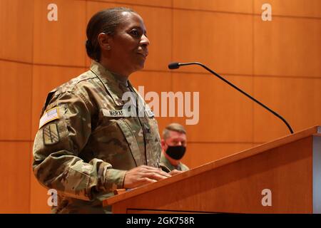 Zaïre McRae, commandant de la 113e Brigade de soutien de la Garde nationale de Caroline du Nord, est officiellement promu colonel lors d'une cérémonie au quartier général de la Force interarmées du CNGNC à Raleigh, en Caroline du Nord, le 20 août 2021. Des amis et d'autres soldats se sont joints à sa famille lors de la cérémonie en l'honneur de sa promotion. Banque D'Images