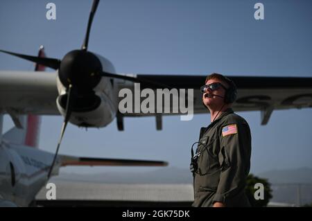 Le petit officier de 3e classe Jacob McIntosh, un technicien en électricité avionique attaché à la station aérienne de la Garde côtière américaine de Miami, arrive à Port-au-Prince, en Haïti, le 21 août 2021. La Garde côtière est chargée de soutenir des missions de sauvetage émergentes au cours de la phase initiale de réponse à la suite d'un séisme de magnitude 7.2 en Haïti. Banque D'Images