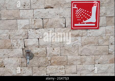 Flèche sur un mur de briques. Le pointeur de flèche rouge est peint sur un mur de brique blanche d'une maison. Indicateur de direction. Panneaux sur la rue. Photo de haute qualité Banque D'Images