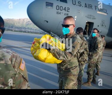 Les soldats de la 2e équipe de combat de la Brigade blindée, 1re division blindée, assistent comme premier vol d'Afghans arrivant à fort Bliss, Texas, le 21 août 2021. Le ministère de la Défense, à l'appui du ministère d'État, fournit des services de transport et des logements temporaires à l'appui de l'opération alliés refuge. Cette initiative s'inscrit dans le cadre de l'engagement de l'Amérique envers les citoyens afghans qui ont aidé les États-Unis et leur fournit un soutien essentiel dans des lieux sûrs à l'extérieur de l'Afghanistan. Banque D'Images