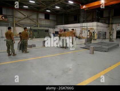 210821-N-OX321-1012 STATION AÉRIENNE NAVALE DE SIGONELLA, ITALIE (AOÛT 21, 2021) les Seabees, affectés au département des travaux publics de la Station aérienne navale de Sigonella, installent des séparateurs dans un hangar pour créer un espace multi-opération à bord de la Station aérienne navale de Sigonella afin de soutenir la mission du ministère de la Défense visant à faciliter le départ et le déplacement en toute sécurité des citoyens américains, les titulaires de visas d'immigration spéciaux, Et les populations afghanes vulnérables d'Afghanistan, le 21 août 2021. Banque D'Images