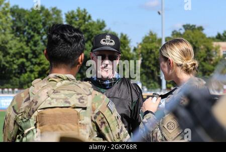 La 82e division aéroportée participe à la soirée d'appréciation aéroportée avec les Woodpeckers de Fayetteville au stade Segra, Fayetteville, N.C., le 21 août 2021. Banque D'Images