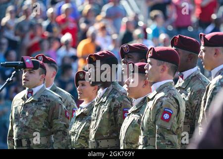 La 82e division aéroportée participe à la soirée d'appréciation aéroportée avec les Woodpeckers de Fayetteville au stade Segra, Fayetteville, N.C., le 21 août 2021. Banque D'Images