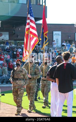 La 82e division aéroportée participe à la soirée d'appréciation aéroportée avec les Woodpeckers de Fayetteville au stade Segra, Fayetteville, N.C., le 21 août 2021. Banque D'Images