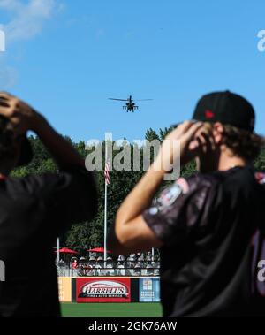 La 82e division aéroportée participe à la soirée d'appréciation aéroportée avec les Woodpeckers de Fayetteville au stade Segra, Fayetteville, N.C., le 21 août 2021. Banque D'Images