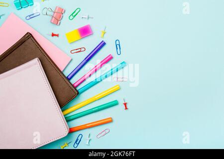 Fournitures scolaires, accessoires de papeterie sur fond bleu. Copier l'espace. Plan d'étapage avec vue de dessus. Éducation, retour à l'école, concept de travail indépendant. Longue bannière horizontale Banque D'Images