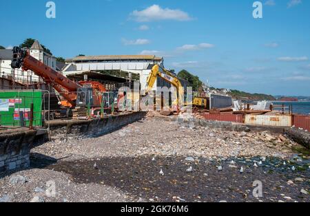 Devon, Angleterre, Royaume-Uni. 2021. Entrepreneurs machinerie qui travaille à la construction d'un nouveau sentier côtier à la gare de Dawlish en 2021 et dont l'achèvement est terminé en 1922. Banque D'Images