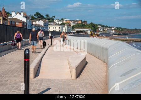 Dawlish, Devon, Angleterre, Royaume-Uni. 2021. Une section du nouveau mur de mer avec une section surélevée de la passerelle et de la ligne de chemin de fer à Dawlish un complexe côtier à Banque D'Images