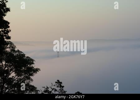 Inversion des conditions météorologiques près du lac allemand Edersee Banque D'Images