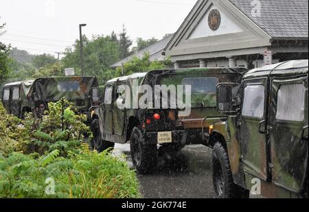 Humvees affecté aligné devant la troupe L de la police de l'État de New York à Brentwood, NY, le 22 août 2021. Les aviateurs de la garde nationale de l'air de New York affectés à la 106e Escadre de sauvetage ont déployé les véhicules et une équipe d'intervention sur place dans le cadre de la réaction de l'État de New York à la chute prévue de la tempête tropicale Henri. La Garde nationale de New York a activé 500 soldats et aviateurs à long Island, à New York, dans la vallée de l'Hudson et dans la région d'Albany pour répondre à toute demande d'aide du gouvernement. Banque D'Images