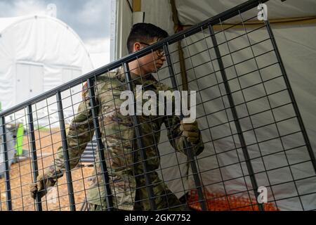 Un soldat de l'armée américaine affecté à la 41e Brigade d'artillerie de campagne, 7e Commandement de l'instruction de l'armée, installe des berceaux au Camp Kasserine, dans la zone d'entraînement de Grafenwoehr, en Allemagne, le 22 août 2021. La 7e ATC et la communauté locale se sont ralliées pour soutenir la possibilité d'évacuer les Afghans. Banque D'Images