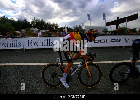 Gateshead, Royaume-Uni, 13th septembre 2021, la star cycliste belge Wout van Aert de Team Jumbo - Visma remporte le Tour de Grande-Bretagne 2021, voir ici le vendredi 10th septembre à vélo à l'ombre de la célèbre sculpture Angel of the North d'Anthony Gormley, Gateshead, Tyne and Wear, Royaume-Uni, Credit: DEW/Alamy Live News Banque D'Images