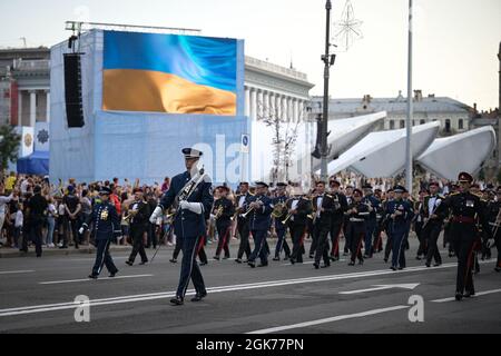 La bande des forces aériennes américaines en Europe, l'Orchestre présidentiel national d'Ukraine et la bande de l'armée britannique Colchester défilent ensemble lors de la répétition à Kiev, Ukraine, le 22 août 2021. La Journée de l'indépendance est le principal jour férié en Ukraine moderne, célébré le 24 août en commémoration de la Déclaration d'indépendance en 1991. Banque D'Images