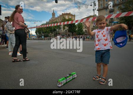 Un enfant ukrainien se fait une vague pour prendre une photo avant le début des répétitions de la parade du jour de l’indépendance de l’Ukraine à Kiev, en Ukraine, le 22 août 2021. Cette année marque le 30e anniversaire de l’indépendance de l’Ukraine et est célébrée par des millions de personnes dans la capitale nationale. Le Commandement européen des États-Unis demeure ferme dans son engagement inébranlable envers la souveraineté, l’intégrité territoriale et l’indépendance de l’Ukraine – ainsi que dans une région de la mer Noire stable et prospère. Banque D'Images