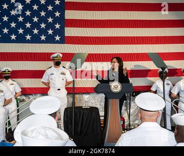 SINGAPOUR (AOÛT 23, 2021) le vice-président Kamala Harris visite le navire de combat littoral de type Independence-variant USS Tulsa (LCS 16), le 23 août 2021. Tulsa, qui fait partie de l'escadron Destroyer Seven, est en cours de déploiement par rotation dans la zone d'exploitation de la 7e flotte des États-Unis afin d'améliorer l'interopérabilité avec ses partenaires et de servir de force de réaction prête à l'appui d'une région Indo-Pacifique libre et ouverte. Banque D'Images