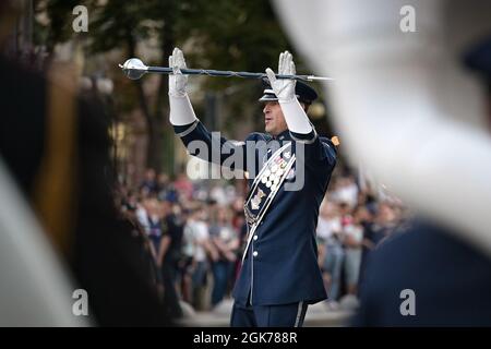 Sergent-chef de la Force aérienne des États-Unis Matthew Erickson, commandant du tambour de la bande des forces aériennes américaines en Europe, guide une bande de trois nations qui marche sur la rue Khreschatyk jusqu'au Maidan lors d'une répétition à Kiev, en Ukraine, le 22 août 2021. Erickson a reçu cinq jours pour aider le groupe multinational 120 à se produire et à marcher avec peu ou pas d'erreurs au cours de l'un des plus grands événements d'Ukraine avec plus d'un million de personnes observant. Banque D'Images