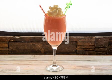 Smoothie mangue à la crème fouettée et à la paille Banque D'Images