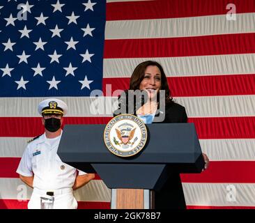 SINGAPOUR (AOÛT 23, 2021) le vice-président Kamala Harris s'adresse à l'équipage du navire de combat littoral Independence-variant USS Tulsa (LCS 16) lors d'une visite à mains libres, le 23 août 2021. Tulsa, qui fait partie de l'escadron Destroyer Seven, est en cours de déploiement par rotation dans la zone d'exploitation de la 7e flotte des États-Unis afin d'améliorer l'interopérabilité avec ses partenaires et de servir de force de réaction prête à l'appui d'une région Indo-Pacifique libre et ouverte. Banque D'Images