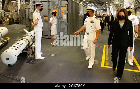 SINGAPOUR (août 23, 2021) le vice-président Kamala Harris visite le navire de combat littoral de type Independence-variant USS Tulsa (LCS 16), le 23 août 2021. Tulsa, qui fait partie de l'escadron Destroyer Seven, est en cours de déploiement par rotation dans la zone d'exploitation de la 7e flotte des États-Unis afin d'améliorer l'interopérabilité avec ses partenaires et de servir de force de réaction prête à l'appui d'une région Indo-Pacifique libre et ouverte. Banque D'Images