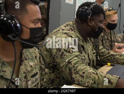 Les Marines et les marins travaillent comme membres d'une simulation de forces conjointes organisée par le centre d'opérations de missions distribuées à Camp Pendleton, Californie, le 23 août 2021. Cette simulation a permis aux Marines, aux marins et aux forces alliées d'utiliser de nouveaux concepts de commandement et de contrôle de l'aviation pour la domination maritime, conformément à la Force Design 2030. Banque D'Images