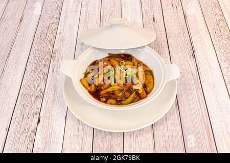 Ragoût chinois d'aubergines et de légumes hachés avec ciboulette et ciboulette hachée avec sauce soja dans une casserole en porcelaine blanche Banque D'Images