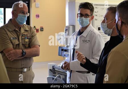 Cmdr. Lt. Paul Flood et le lieutenant James Kirlin, de la clinique de soins d'urgence de Bremerton du NMRTC, expliquent leur rythme opérationnel, qui a inclus la (les) vaccination(s) COVID-19 et les efforts de test sept jours par semaine, au sous-ministre adjoint. Bruce Gillingham, chirurgien général de la Marine et chef du Bureau de médecine et de chirurgie lors de sa visite au commandement, le 23 août 2021. En compagnie du chef de la Force Michael Roberts, directeur du corps hospitalier, ils ont rencontré les dirigeants, accueilli les marins, répondu aux questions du personnel et se sont familiarisés avec les deux commandements qui ont été à l'avant-scène d'un changement dynamique dans l Banque D'Images