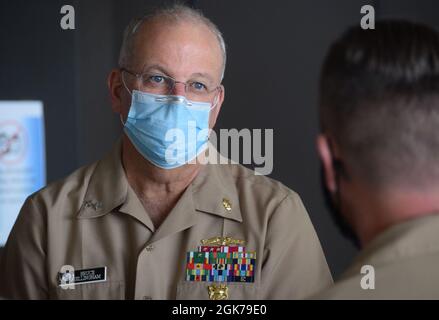 ADM. Arrière Bruce Gillingham, chirurgien général et chef du Bureau de médecine et de chirurgie de la Marine, partage une conversation franche avec le Service de préparation et de formation en médecine de la Marine Banque D'Images