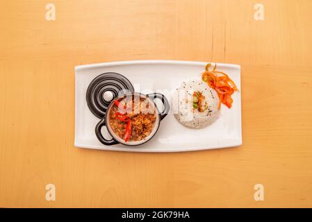 Vue de dessus image de bicol express Philippines recette petite poêle noire avec riz blanc Banque D'Images