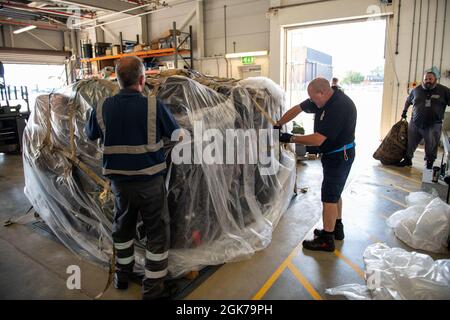 Les employés du terminal de passagers de Royal Air Force Mildenhall terminent une palette de bagages à RAF Mildenhall, en Angleterre, pour que le 48e avion du Groupe médical se déploie à la base aérienne de Ramstein, en Allemagne, afin de participer à l'opération refuge des alliés, le 23 août 2021. L'opération Allies refuge est un effort total de force comprenant le personnel américain, les communautés locales et les gouvernements de la nation hôte qui aident et permettent l'une des plus importantes opérations de transport aérien à ce jour. Banque D'Images